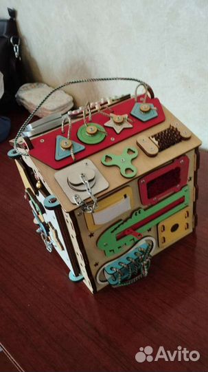 Бизиборд домик