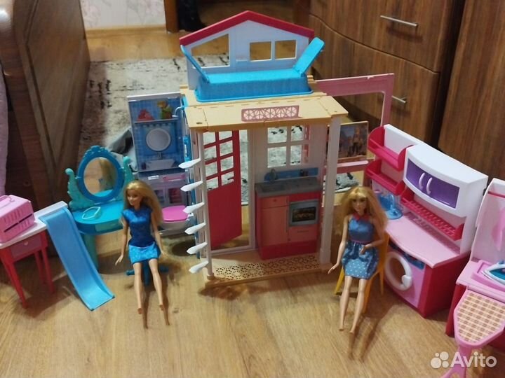 Домик для Барби от фирмы mattel с куклами