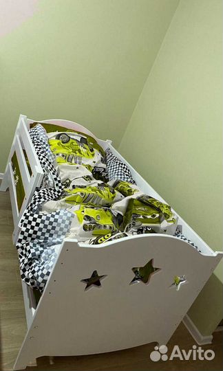 Кроватка из массива с бортиком для малыша сингл