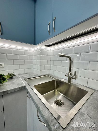 Угловая кухня под потолок на заказ в Новосибирске