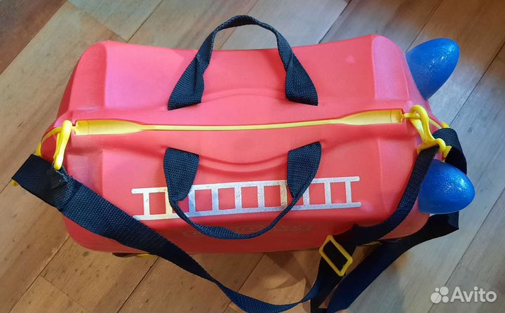 Чемодан на колесиках детский