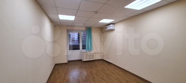 Офис с отдельным входом в густонаселенном районе