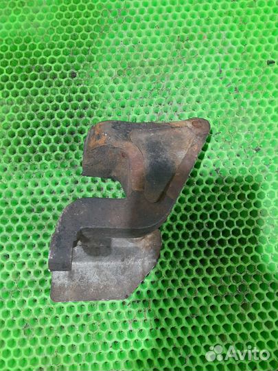 Кронштейн двигателя Mitsubishi Legnum Митсубиси