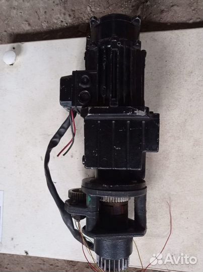 Запчасти для электротележки Linde W4X144