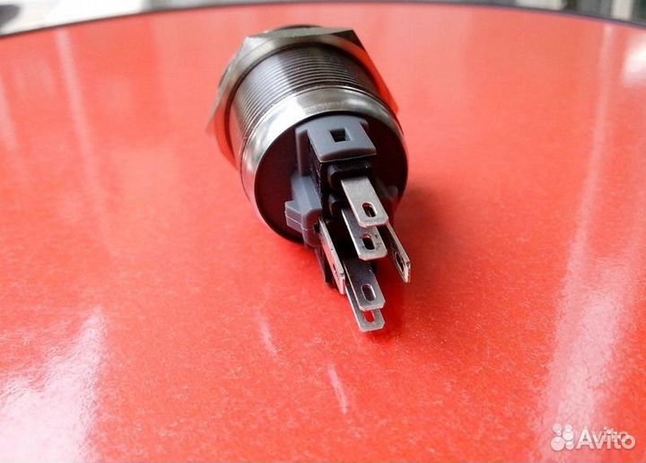 Кнопка без фиксации с зеленой подсветкой