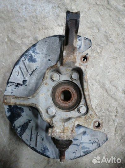 Поворотный кулак передний правый Subaru Impreza