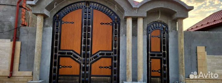 Ворота в Махачкале серые