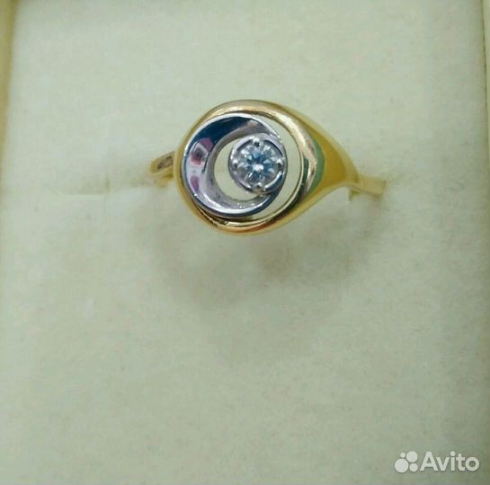 Кольцо с бриллиантом