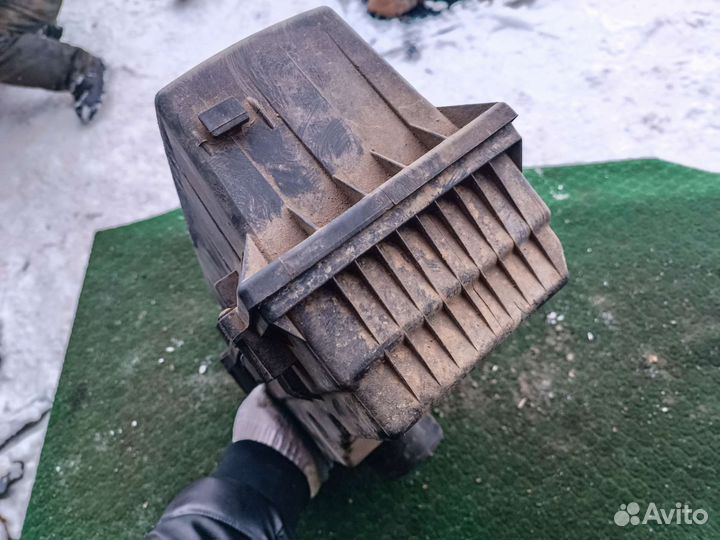 Корпус воздушного фильтра Пежо 406. 2.0 л. 2000 г