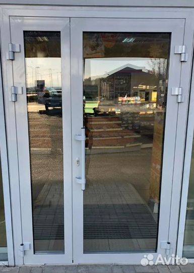 Дверь алюминиевая