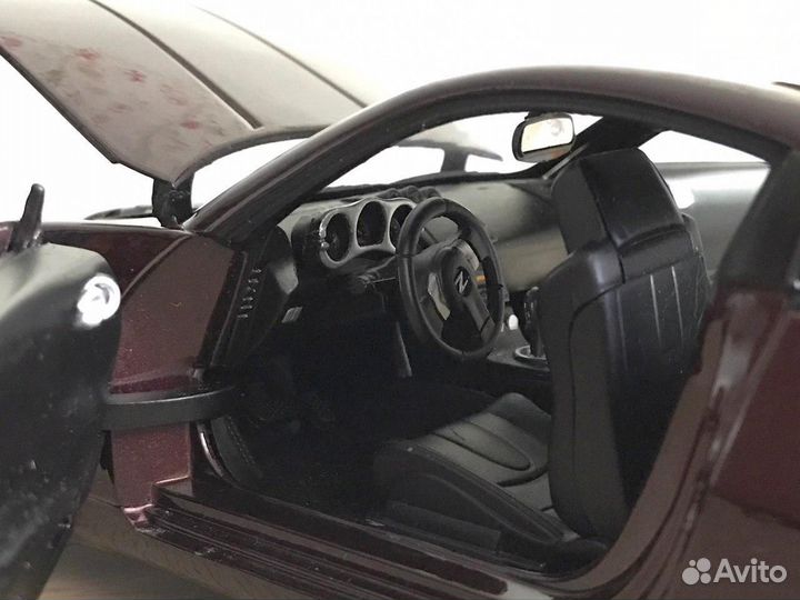 Модель автомобиля 2003 nissan 350z. 1:18