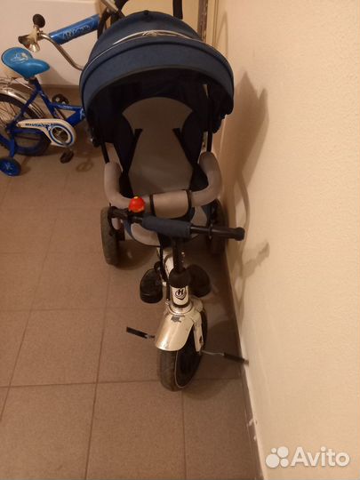 Трехколесный велосипед с ручкой