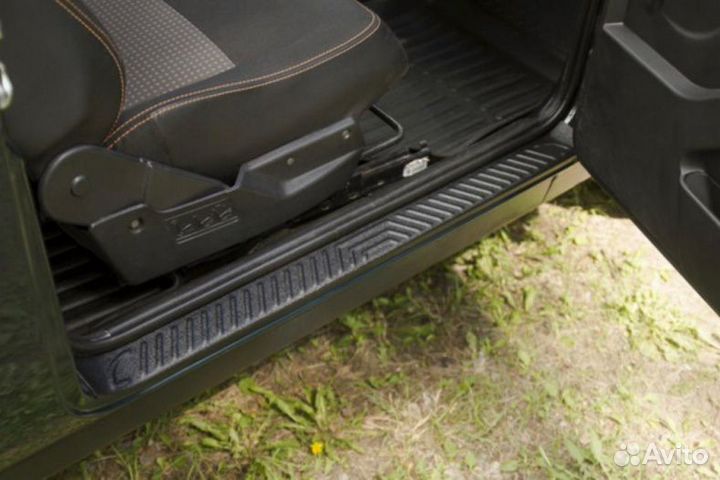 Накладки на пороги Нива 3-дверная
