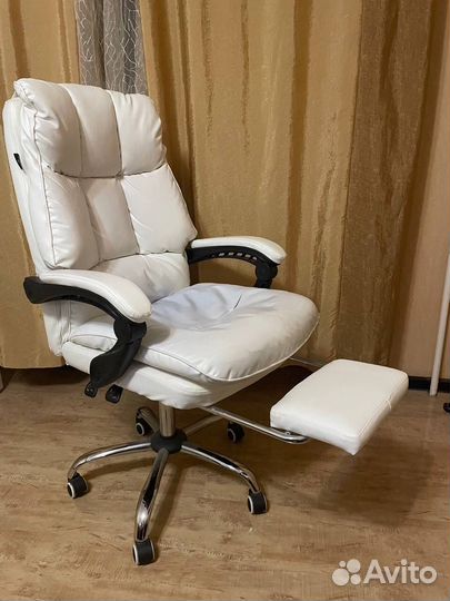 Мягкое компьютерное кресло с подставкой для ног