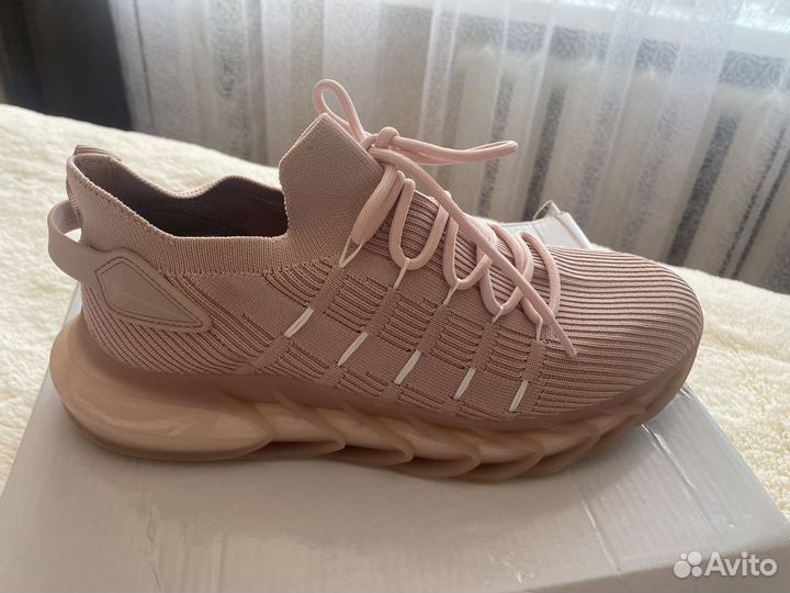 Продам летние кроссовки из текстиля