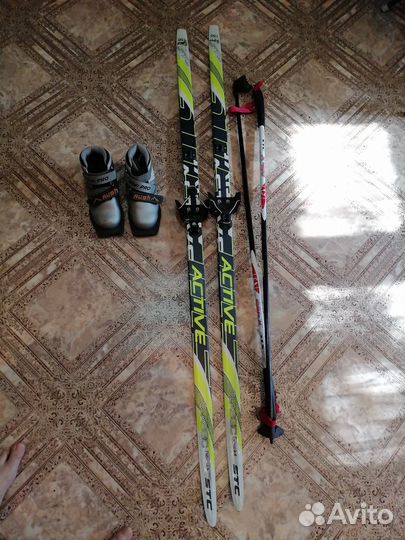 Продам лыжи с ботинками, размер 33