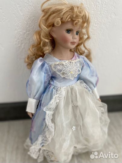 Кукла фарфоровая