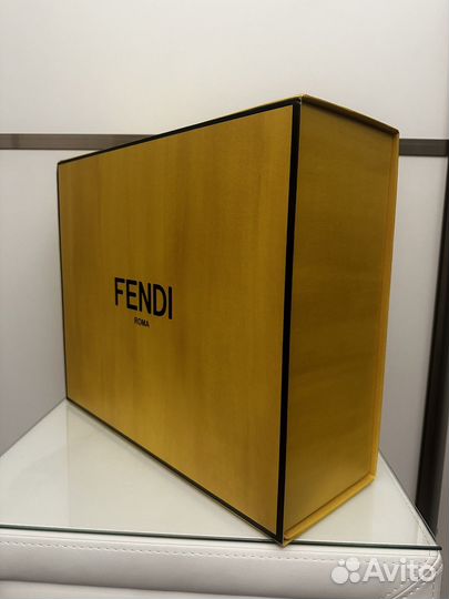 Коробка fendi