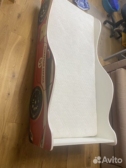 Детская кровать-машинка