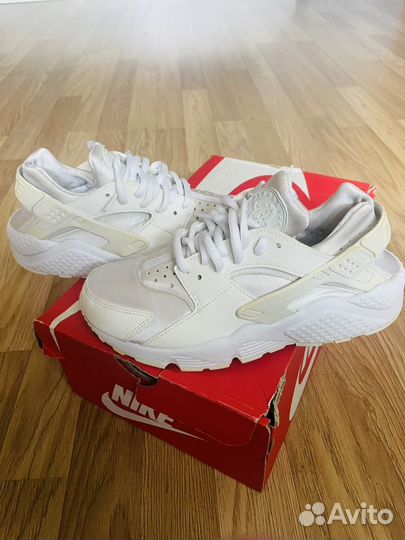 Nike wmns air huarache run white