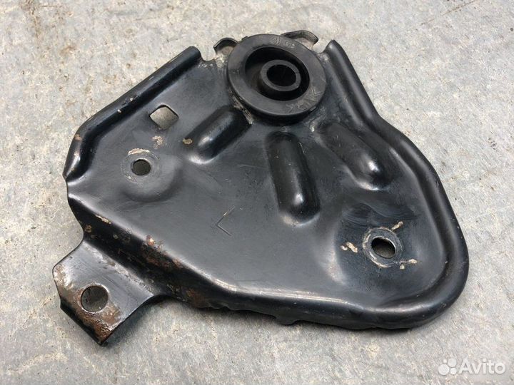 Кронштейн радиатора левый Nissan Almera N16