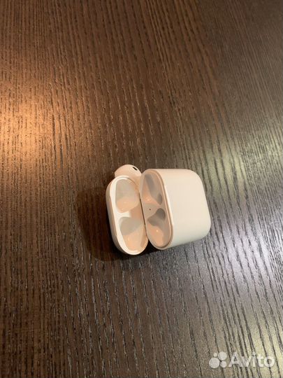 Левый наушник airpods