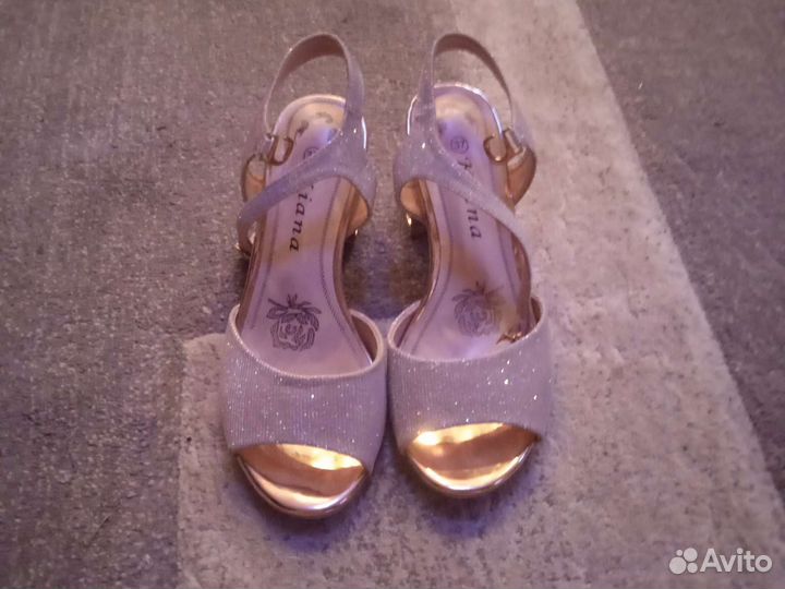 Босоножки на каблуке