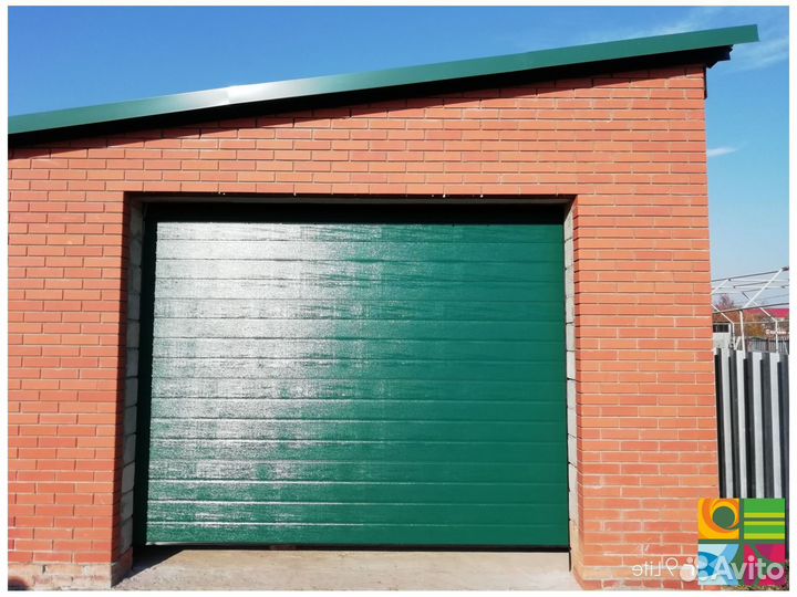 Секционные ворота для гаража alutech