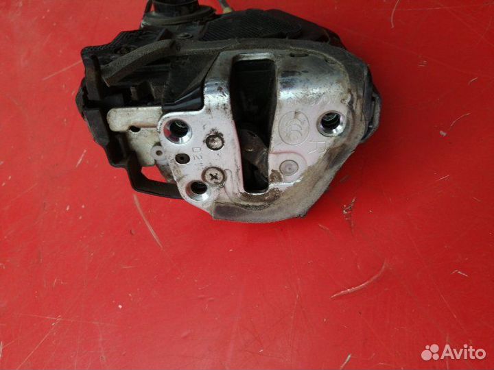 Замок двери задний правый Toyota Corolla E150