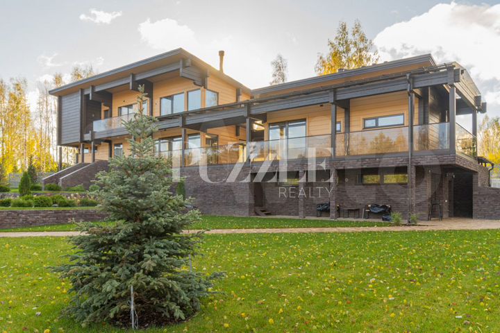 Дом 435 м² на участке 21 сот.