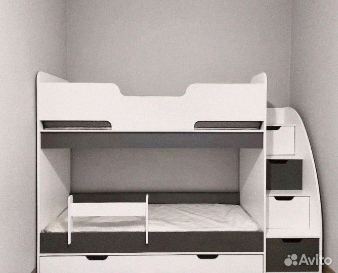 Детская двухъярусная кровать с лестницей комодом