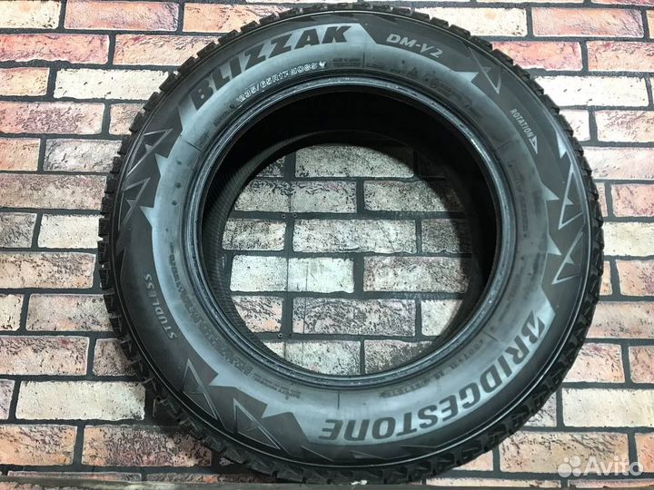 Bridgestone Blizzak DM-V2 235/65 R17