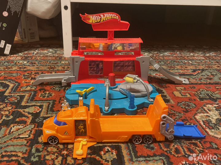 Hot wheels автомойка и грузовик-санобработка