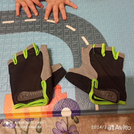 Спортивные перчатки