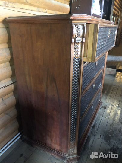 Комод 1865 года с медалями мастера