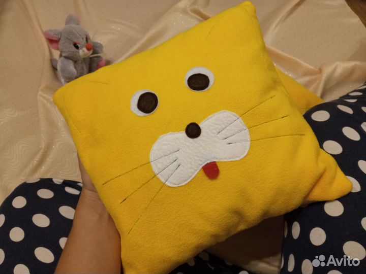 Флисовая декоративная жёлтая подушка кот