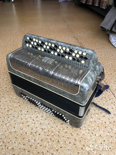 Продаю баян Мелодия с регистрами