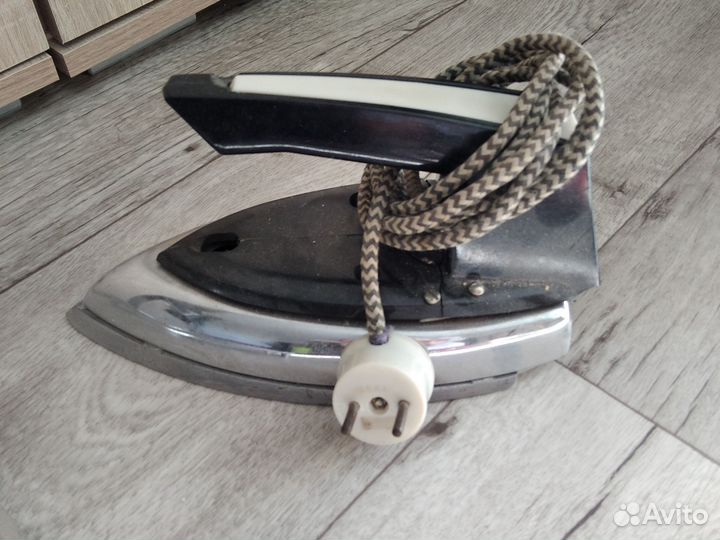 Утюг с подставкой
