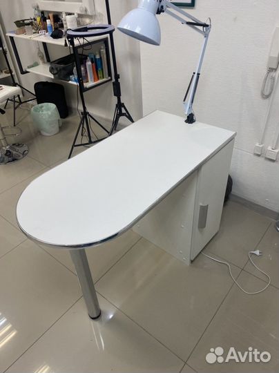 Маникюрный стол