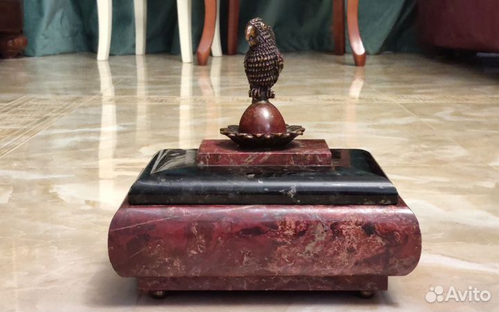 Шкатулка из камня с бронзой