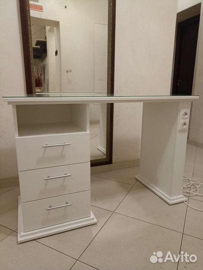 Маникюрный стол