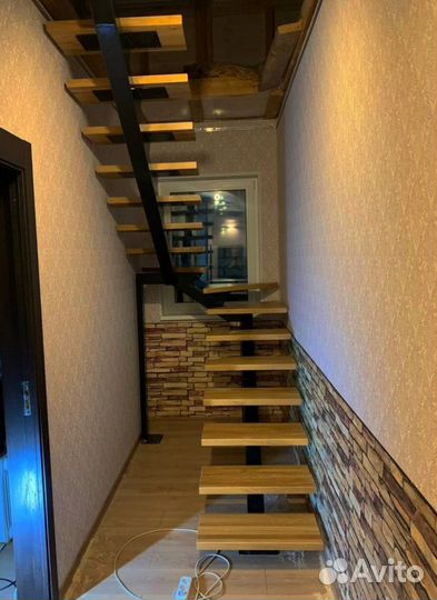 Лестница на металлокаркасе закрытого типа