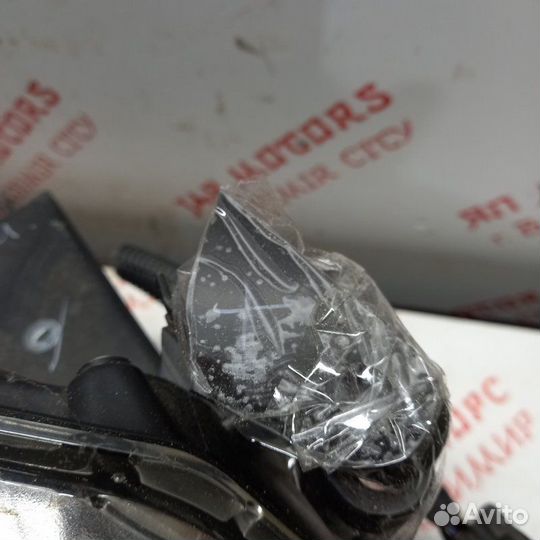 Фара ксеноновая передняя правая Toyota Avensis