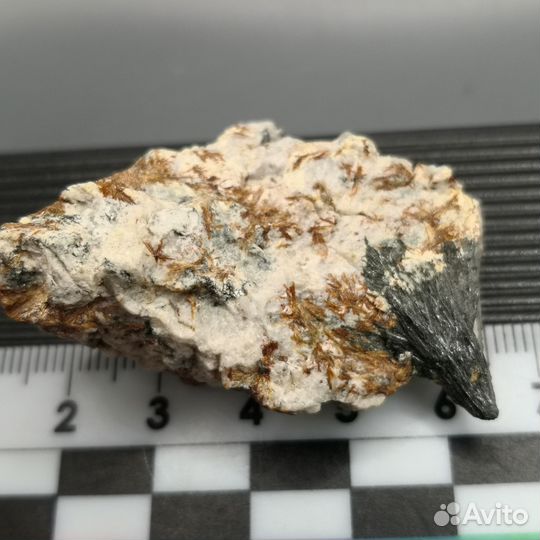 Нормандит, эгирин, гакманит, опал