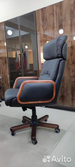 Офисное кресло руководителя