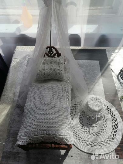 Игрушечная декоративная кровать с постельным