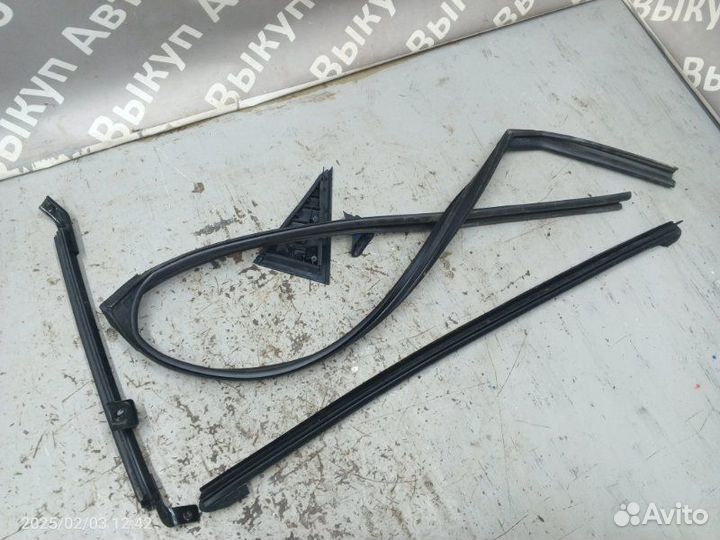 Уплотнитель стекла двери задний левый Changan