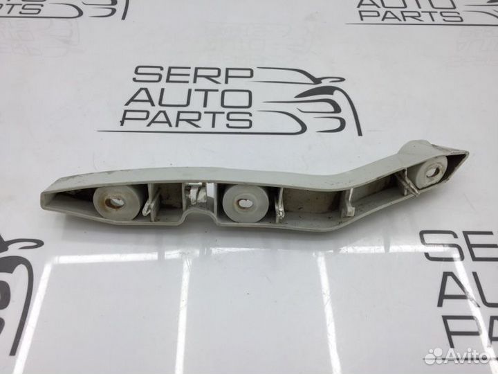 Крепление бампера переднее правое Ford Focus 2 CB4