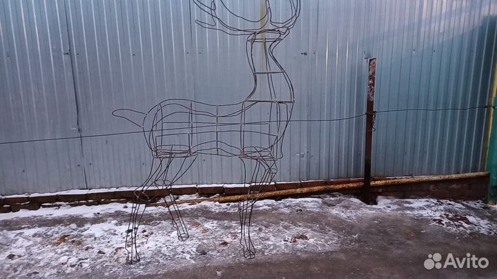 Гордый Олень из проволоки