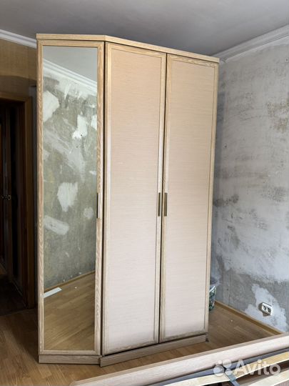 Шкаф с зеркалом